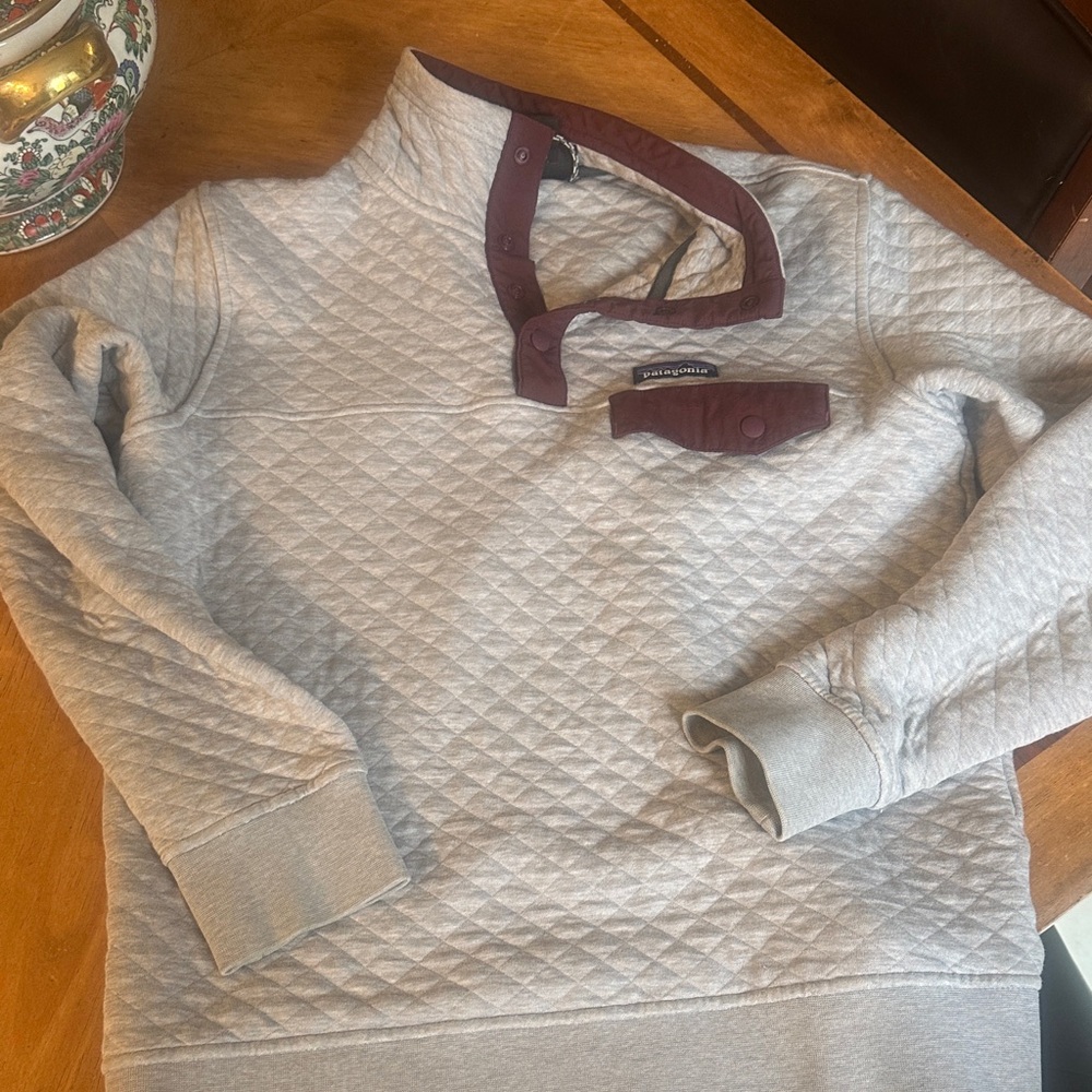 Patagonia Light Gray Quilted Women's pullover small